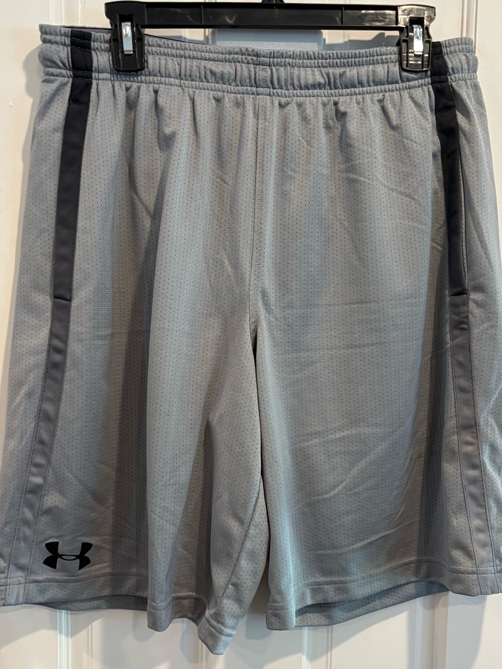 NWT! Men’s Under Armour Gray Athletic Mesh Shorts. Size L